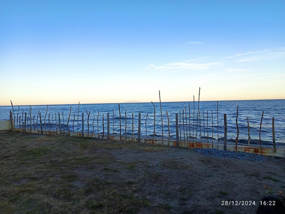 Bord de mer, pieds dans l'eau, vue panoramique Villa ซาน-นิโกเลา ภายนอก รูปภาพ